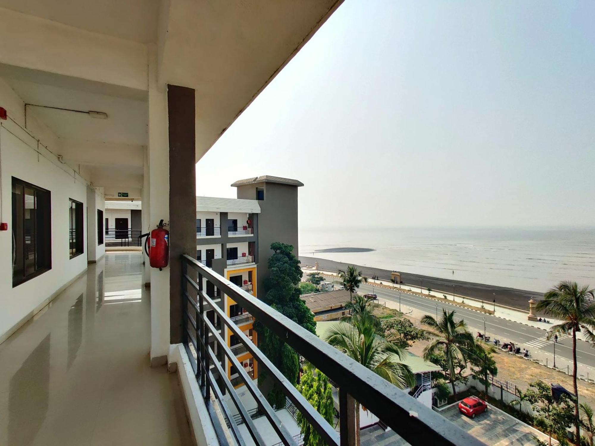 Golden Chariot Hotel Даман Экстерьер фото